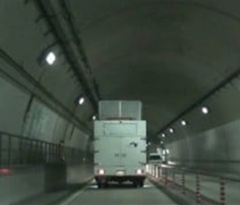 撮影車両によるトンネル点検