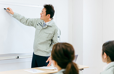 上司や先輩からの資料提供社内勉強会の実施